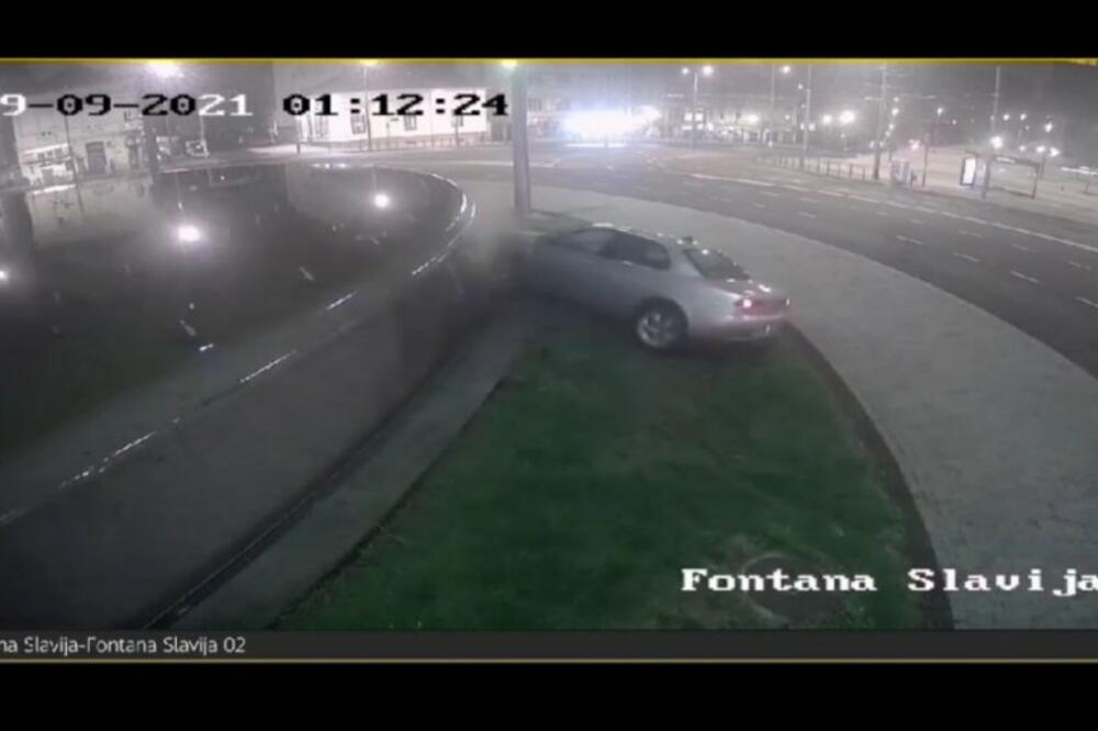 STRAŠNA SCENA U CENTRU BEOGRADA: Auto se zakucao u fontanu na Slaviji, trebaće 11 dana da se sanira šteta (VIDEO)