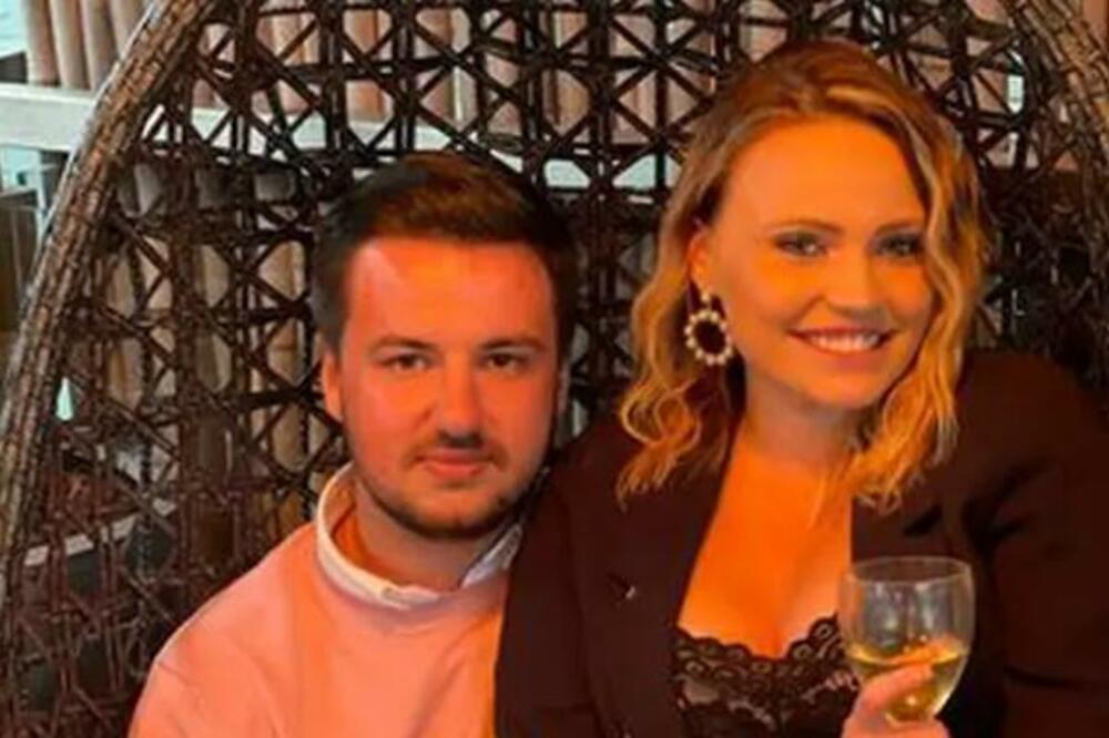 KUPIO DEVOJCI POKLON KAO IZVINJENJE NAKON SVAĐE: Uspeo da naljuti SVE ŽENE na internetu, "PATETIČAN SI"! (FOTO)