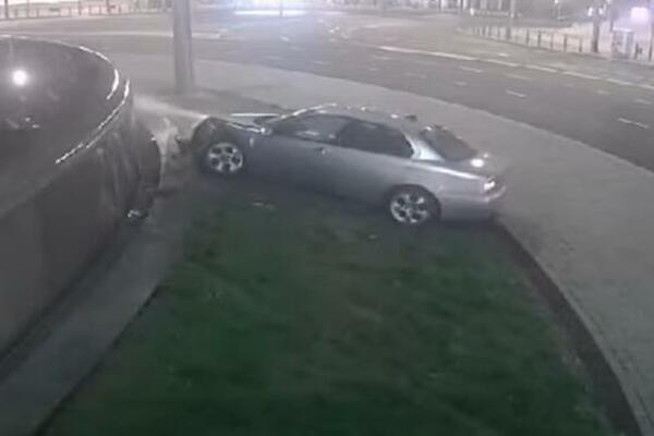 AUTOMOBIL SE ZAKUCAO U FONTANU NA SLAVIJI! Pogledajte snimak sa mesta nesreće