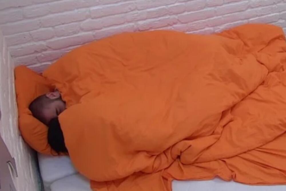 DA LI JE MOGUĆE?! Čim se ZAVRŠILA EMISIJA otrčali pod PREKRIVAČ i POČELI SA VRELOM AKCIJOM! (18+ VIDEO)