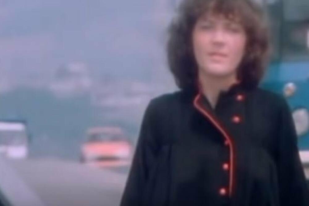 NA PUTU DO GROBLJA POGINULA JOJ JE I DRUGA SESTRA: Tragična SUDBINA naše PEVAČKE DIVE mnogima tera jezu u KOSTIMA!