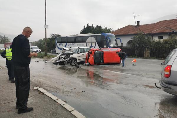 STRAŠNA SAOBRAĆAJNA NESREĆA U SEVOJNU: Jedan auto prepolovljen, 3 vozila učestvovala u SUDARU! (FOTO)
