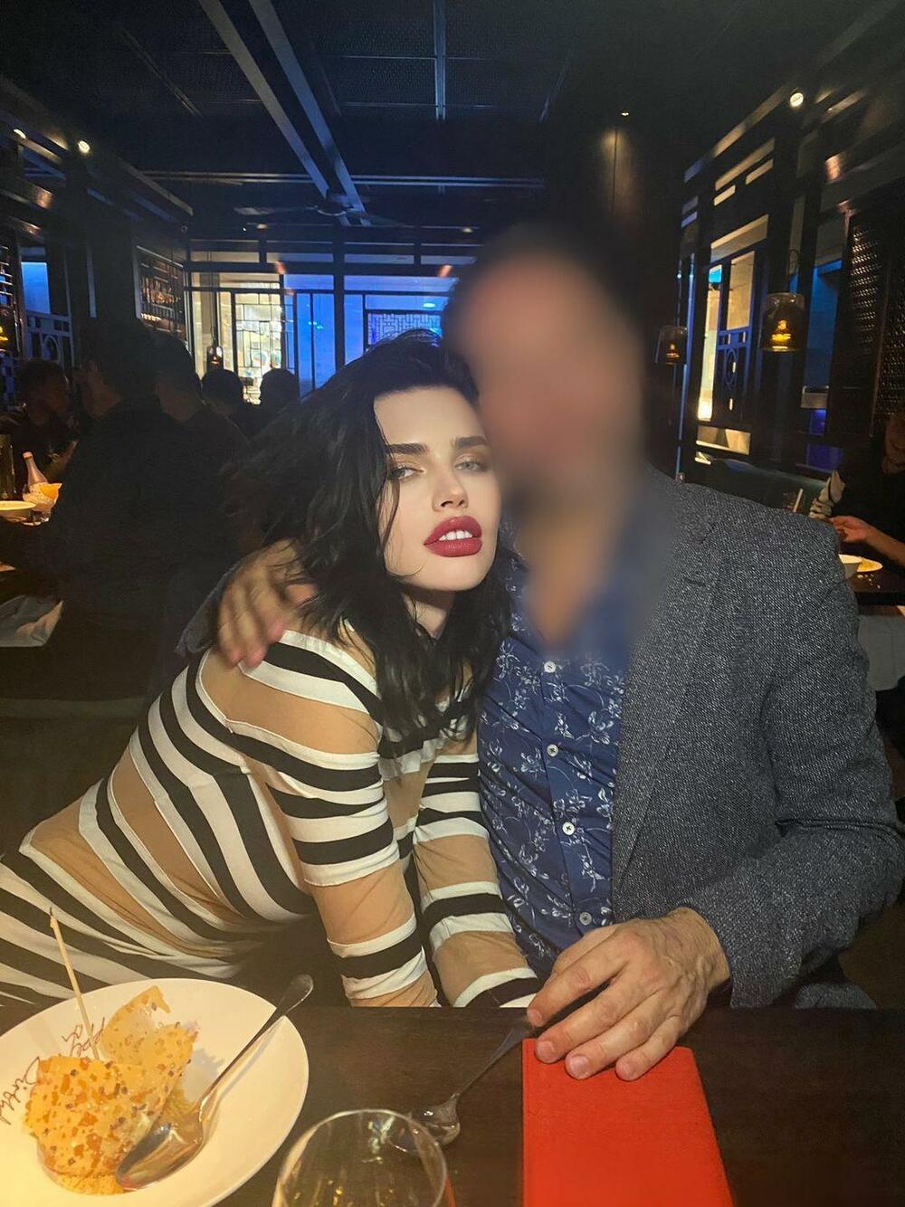 Deniz sa oženjenim biznismenom u prestižnom Hakasan restoranu