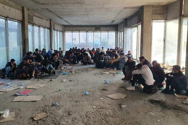 BACALI KAMENJE I VITLALI GRANAMA NA GRANICI: U pokušaju migranata da uđu u Poljsku ranjena dva vojnika