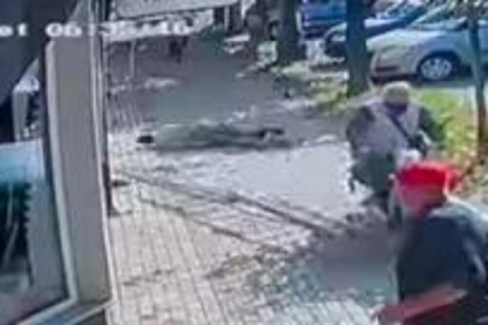 ČOVEČE, U ŠTA SI GLEDAO!? Pogledajte STRAŠNU scenu nasred ulice u Inđiji, da li je moguće da ga nije video? (VIDEO)