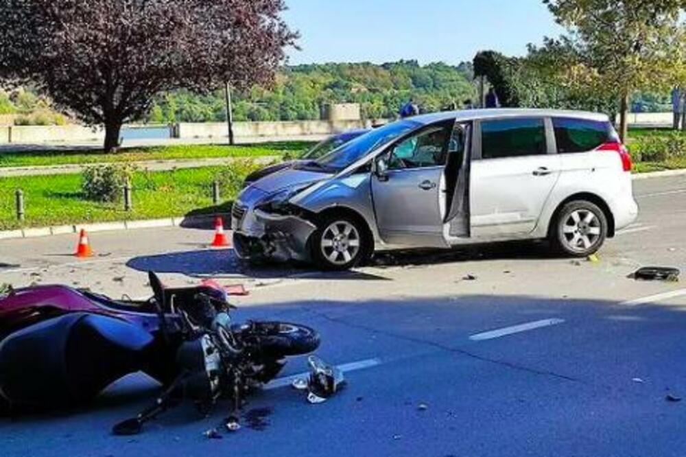 STRAVIČAN PRIZOR NA KEJU U NOVOM SADU: Automobil udario motociklistu, krv na asfaltu, rasuti delovi i kaciga (FOTO)