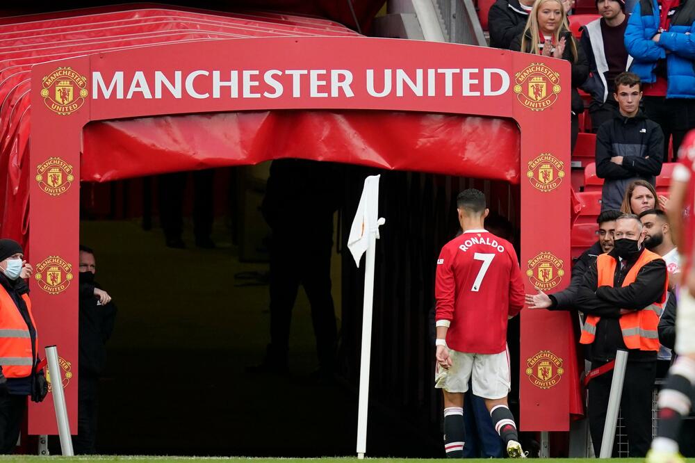 KASNO KRISTIJANO NA TRAFORD STIŽE: Besni Ronaldo uz psovke napustio teren, zaigrao tek na 'intervenciju' publike!