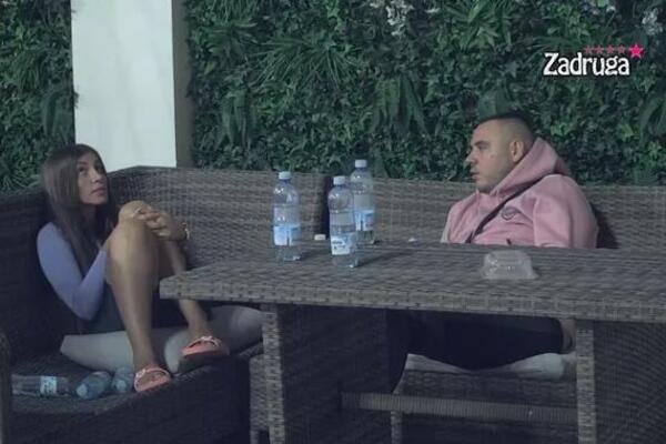 DALILA I FILIP CAR FLERTOVALI DOK SU RAZGOVARALI: Šta li će Dejan i Sandra reći na ovo!?
