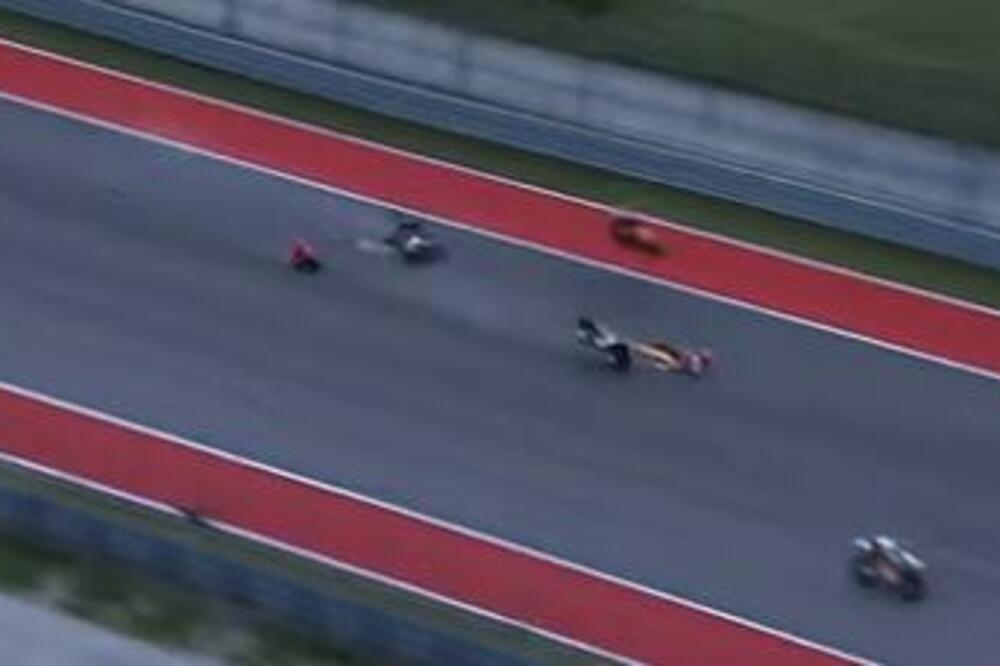 STRAŠNA SCENA NA STAZI U OSTINU: Motociklista pao u velikoj brzini, vozači iza nisu uspeli da ga izbegnu! (VIDEO)