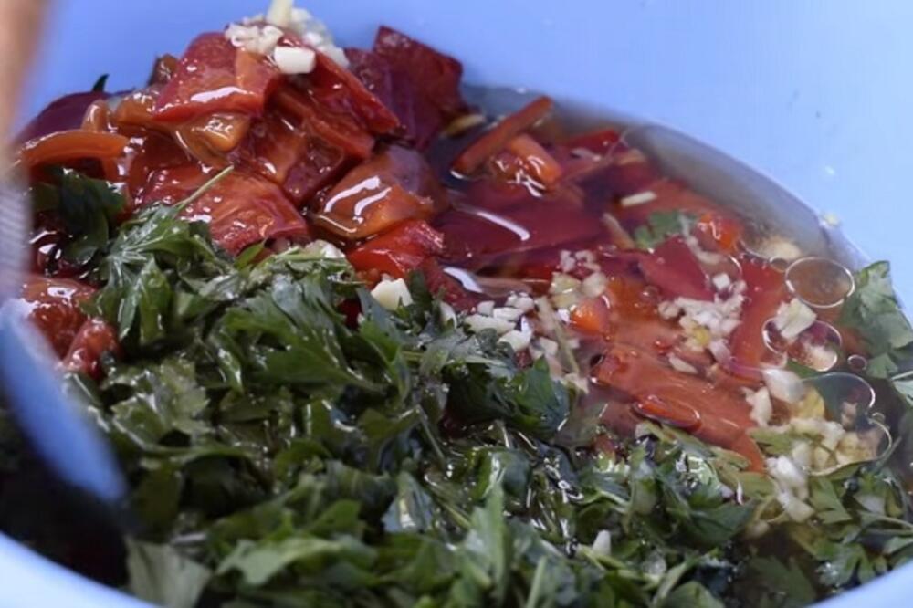 LJUDI NA BALKANU OBOŽAVAJU PEČENE PAPRIKE SA BELIM LUKOM! Mogu da se spreme LAKO, ovo je VRHUNSKI RECEPT! (VIDEO)