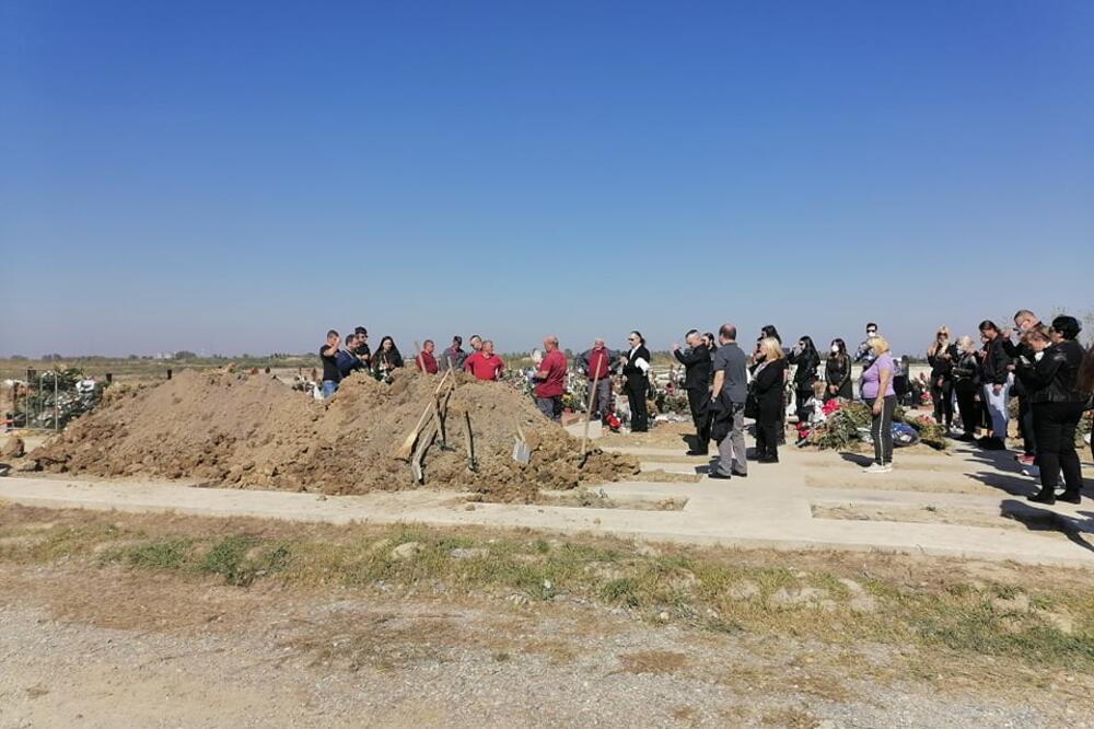 Skandaličina! Sveštenik gađao čoveka kovertom jer mu je dao malo para! "Nađi drugu budalu koja će da sahrani baku"