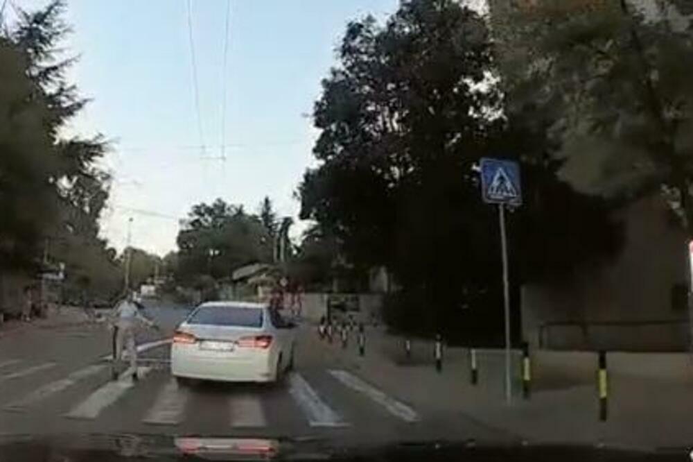 STRAŠAN SNIMAK SA ZVEZDARE! Bahati vozač jurio Čingrijinom, umalo pregazio pešaka! (VIDEO)