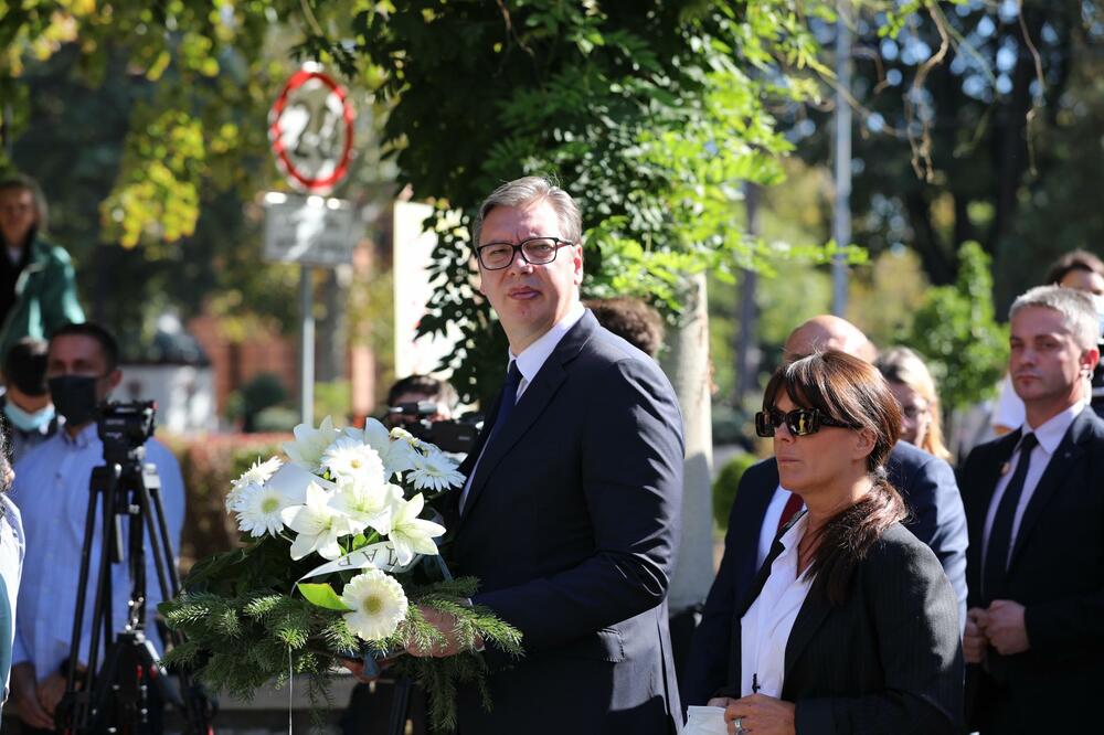 VUČIĆ DOŠAO NA SAHRANU IVANA TASOVCA I DONEO BUKET BELIH GERBERA: Oprašta se od kolege i prijatelja! FOTO GALERIJA