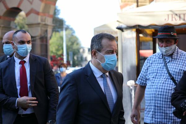 DAČIĆ U SUZAMA LJUBI MRKONJIĆEVU SLIKU! Muk u prostorijama stranke SPS, Ivica se SLOMIO