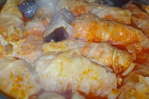 STIŽE ZIMA, A SA NJOM I SEZONA SARMI! Mnogim SRBIMA je ovo OMILJENO JELO (RECEPT)