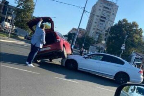 KAKO MAJSTORE, KAKO? Nikome nije jasno šta se desilo na uglu Mirijevskog bulevara i Višnjičke (FOTO)