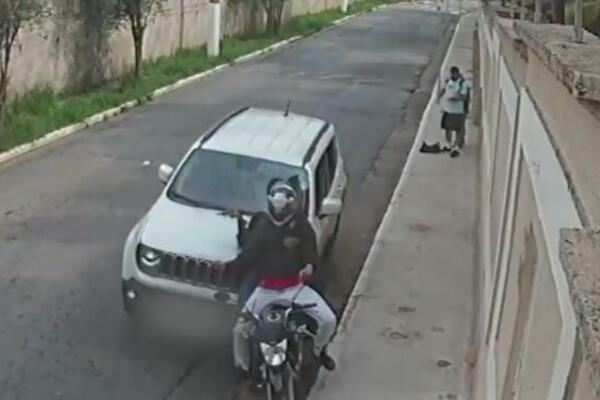 (UZNEMIRUJUĆI VIDEO) TERENAC NEMILOSRDNO POKUPIO DVOJE LJUDI NA MOTORU, HOROR SNIMAK: Ulazite na SVOJU ODGOVORNOST!