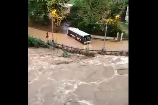 OBILNE KIŠE IZAZVALE HAOS U ITALIJI: Srušen je MOST (VIDEO)