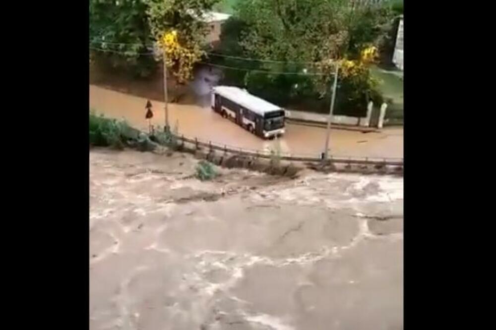 OBILNE KIŠE IZAZVALE HAOS U ITALIJI: Srušen je MOST (VIDEO)
