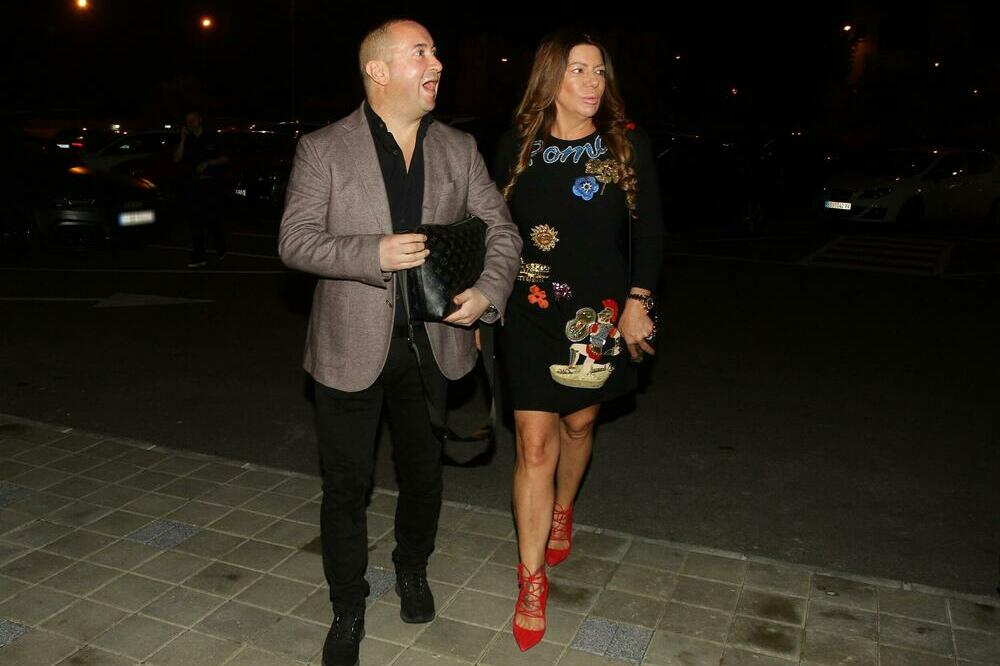 ISPLIVALA PRIVATNA FOTKA IZ DOMA TRAJKOVIĆA! Evo šta rade Slađa i Đani kada misle da ih niko ne snima! (FOTO)