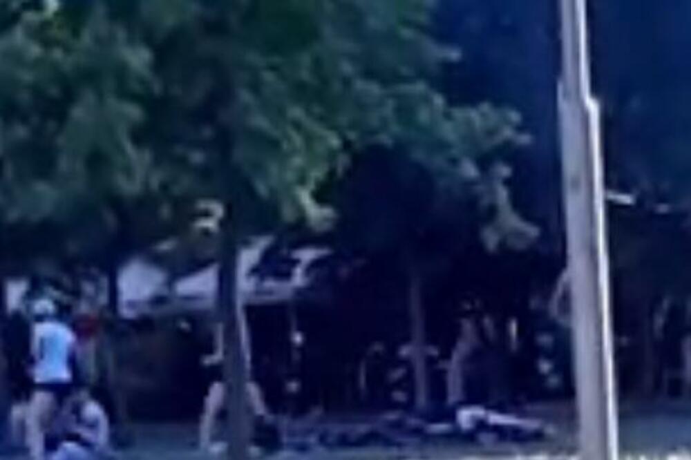 JOŠ 1 SNIMAK MONSTRUOZNOG NASILJA KOJI JE SRBIJU ZGROZIO: Muškarac BIJE ŽENU, dokle više?! (VIDEO)