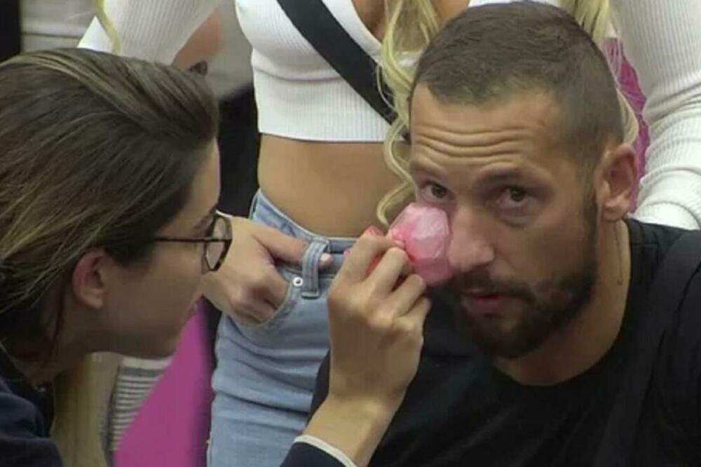 PIJAN NASRNUO NA NJEGA, GAĐAO GA FLAŠOM I POLIVAO GA! Zadrugar se iživljavao nad cimerom: Napravio mu posledice!