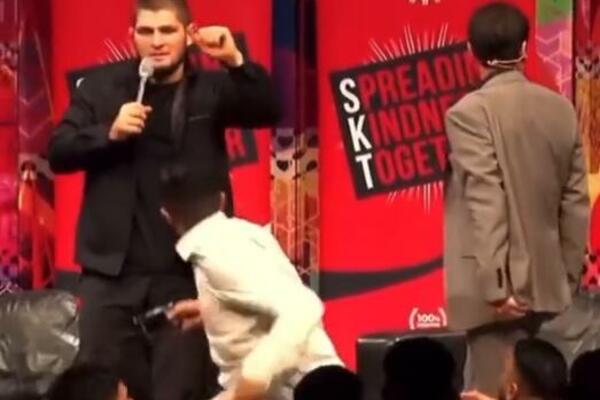 SKOČIO IZ PUBLIKE PRED HABIBA PA DOBIO LEKCIJU: "Nemoj brate, ne radi to" (VIDEO)