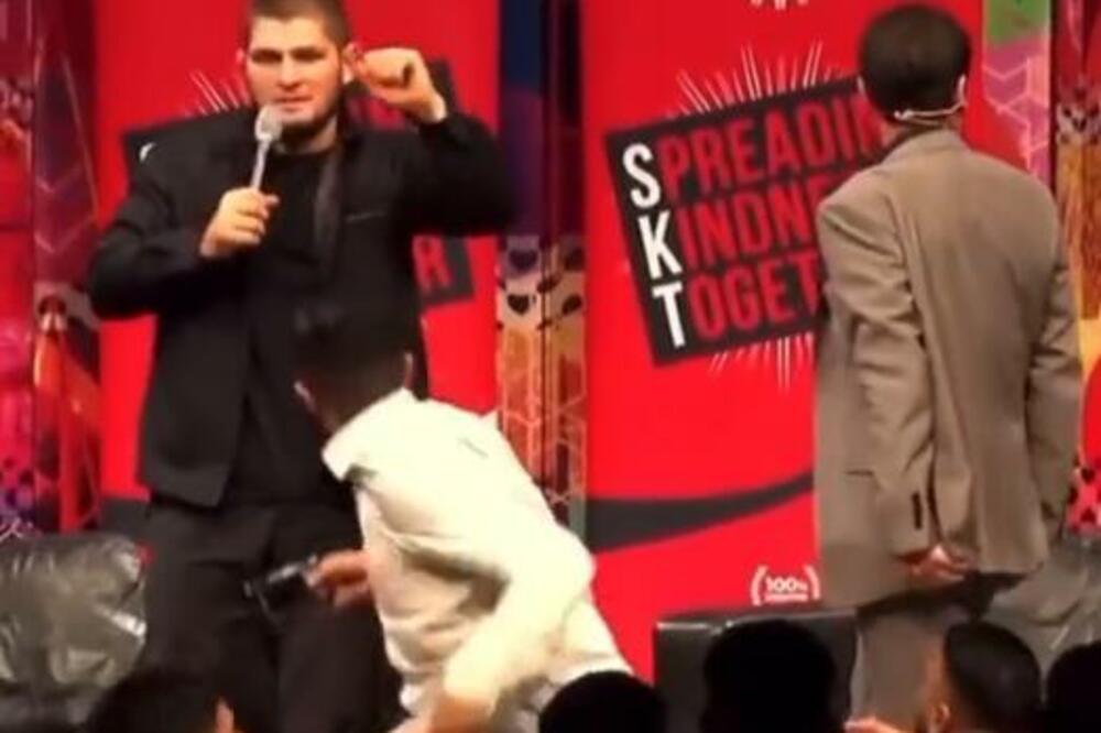SKOČIO IZ PUBLIKE PRED HABIBA PA DOBIO LEKCIJU: "Nemoj brate, ne radi to" (VIDEO)