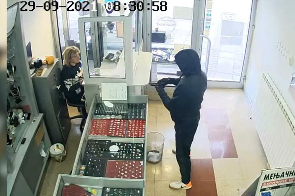 UZNEMIRUJUĆI SNIMAK PLJAČKE U NIŠU! Lopov ušao u zlataru, uperio PIŠTOLJ u radnicu, HOROR (VIDEO)