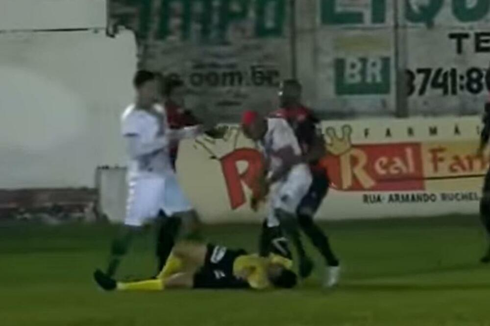 BRUTALNO NASILJE NA TERENU: Fudbaler mučki pretukao sudiju, on završio u NESVESTI, a napadač u ZATVORU! (VIDEO)