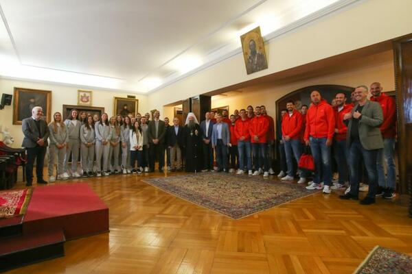 PATRIJARH BIO DOMAĆIN KOŠARKAŠIMA I KOŠARKAŠICAMA ZVEZDE: Na poklon je od njih dobio dres!