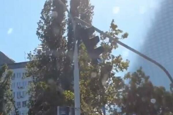 SEMAFOR SE KLATI I PRETI DA ĆE SVAKOG ČASA SMRSKATI NEKOM AUTOMOBIL: Neverovatna scena u Beogradu! (VIDEO)