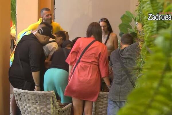 MIKI ĐURIČIĆ ZANEMEO NAKON ŠTO MU JE OBEZBEĐENJE UNELO JEDNO! Svi Zadrugari se okupili oko njega! (VIDEO)