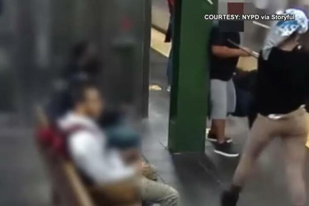 (UZNEMIRIJUĆI VIDEO) DEVOJKA MANIJAČKI GURNULA ŽENU POD VOZ: Horor snimak, ulazite na SOPSTVENU ODGOVORNOST!