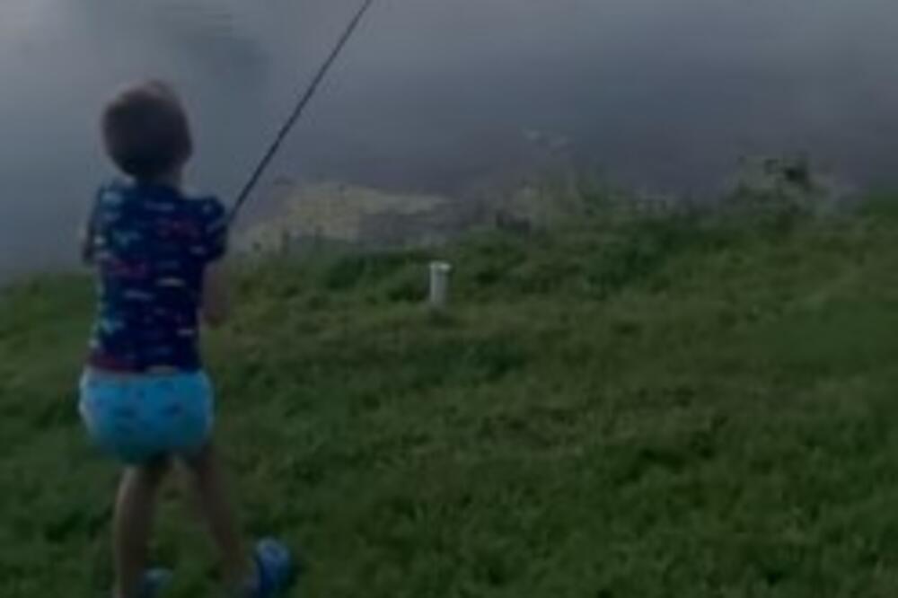 7-GODIŠNJI DEČAK UPECAO RIBU, A ONDA SE DESIO HAOS: Pogledajte samo! (VIDEO)