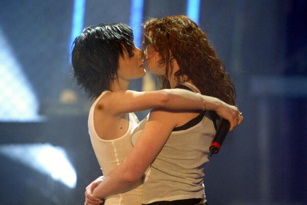 BILE SU PREDSTAVNICE RUSIJE NA EVROVIZIJI I ŠOKIRALE ČITAV SVET! Danas ih niko ne bi prepoznao, prevarile naciju!