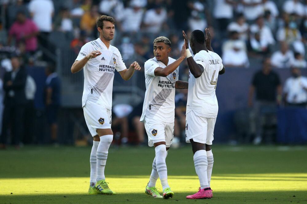 AMERIKANCI SE NISU NADALI OVAKVOJ ODLUCI FUDBALERA: Uzbuđen sam što ću zaigrati za Meksiko (FOTO)