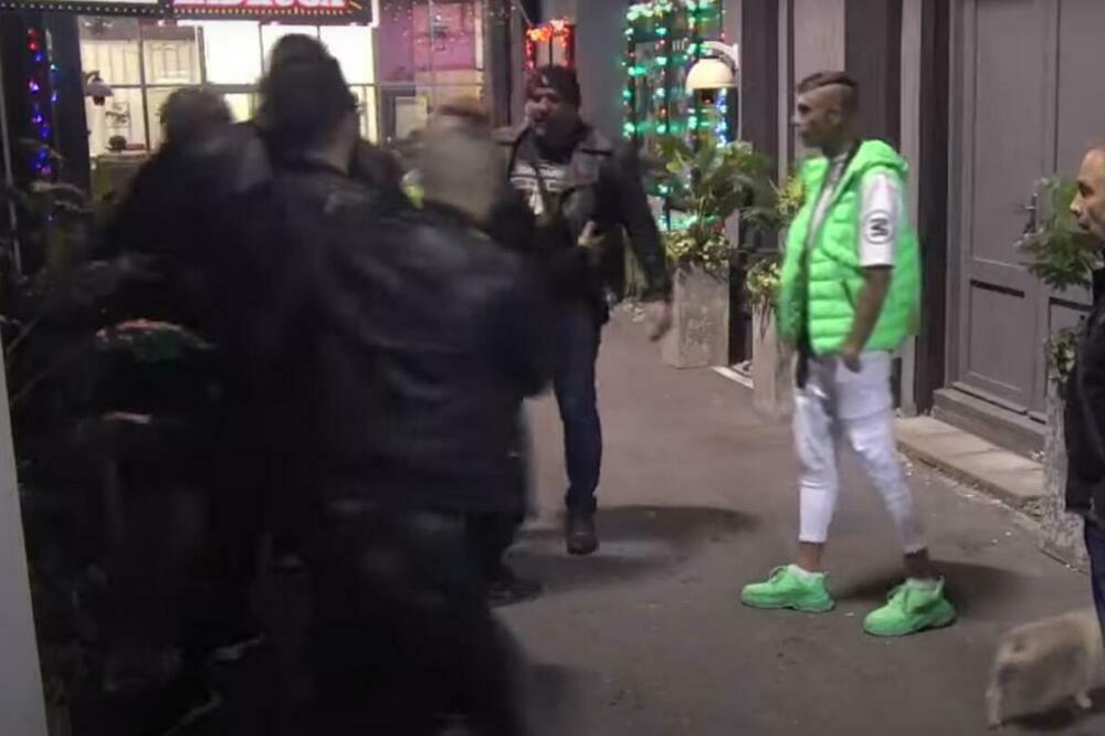 MIKI OPET DEMONSTRIRA SILU U RIJALITIJU! DOK JE UDARAO GLAVU O ŠTOK OD VRAT, CAR ZAVALIO ŠAMARČINU! (VIDEO)