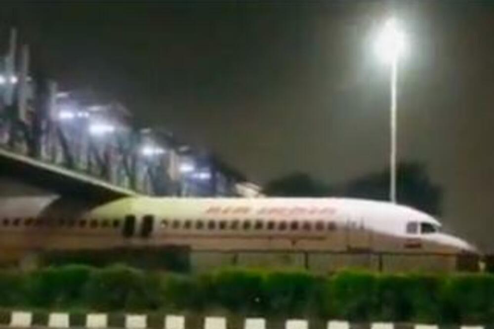 NESVAKIDAŠNJI PRIZOR: Avion se zaglavio ispod nadvožnjaka u Delhiju, NESTVARNO! (VIDEO)