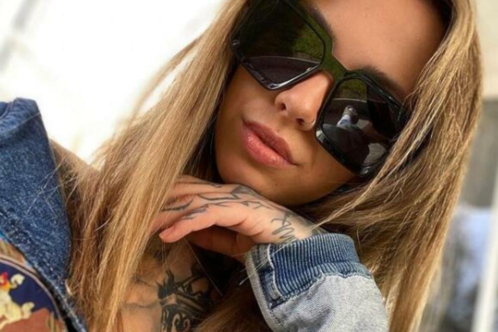 NEMA DEO TELA KOJI NIJE PREKRIVEN TETOVAŽOM!Od glave do pete išarana,ogromna potražnja za njom-SAMO PREKO PREPORUKE