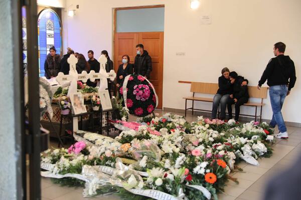 SAHRANJENE SESTRE IZ OBRENOVCA: Neutešna majka ispratila ćerkice na večni počinak! FOTO