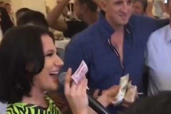 KRISTINI PUNE RUKE PARA, PEVA I MEŠA NA SVADBI! A evo šta radi njen DEČKO KRISTIJAN dok ona ZARAĐUJE! (VIDEO)