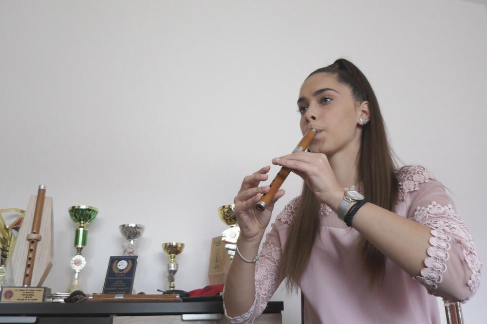 VERNI ČUVAR TRADICIJE: Marina(16) iz sela Ba kod Ljiga svira frulu od svoje devete, njen talenat RASPAMEĆUJE!
