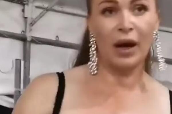 GOSPODE! SNIMAK SA VAŠARA ZAPALIO MREŽE! TRUDNA PLESAČICA POLUGOLA MEŠA: Iz brusa ispadaju PARE! (VIDEO)