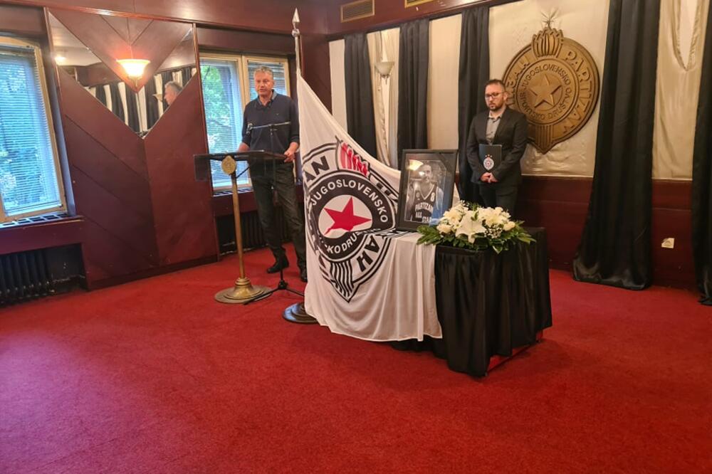 VELIKANI SE OPROSTILI OD LEGENDE PARTIZANA I SRPSKE KOŠARKE: Održana komemoracija Bobana Petrovića (FOTO/VIDEO)