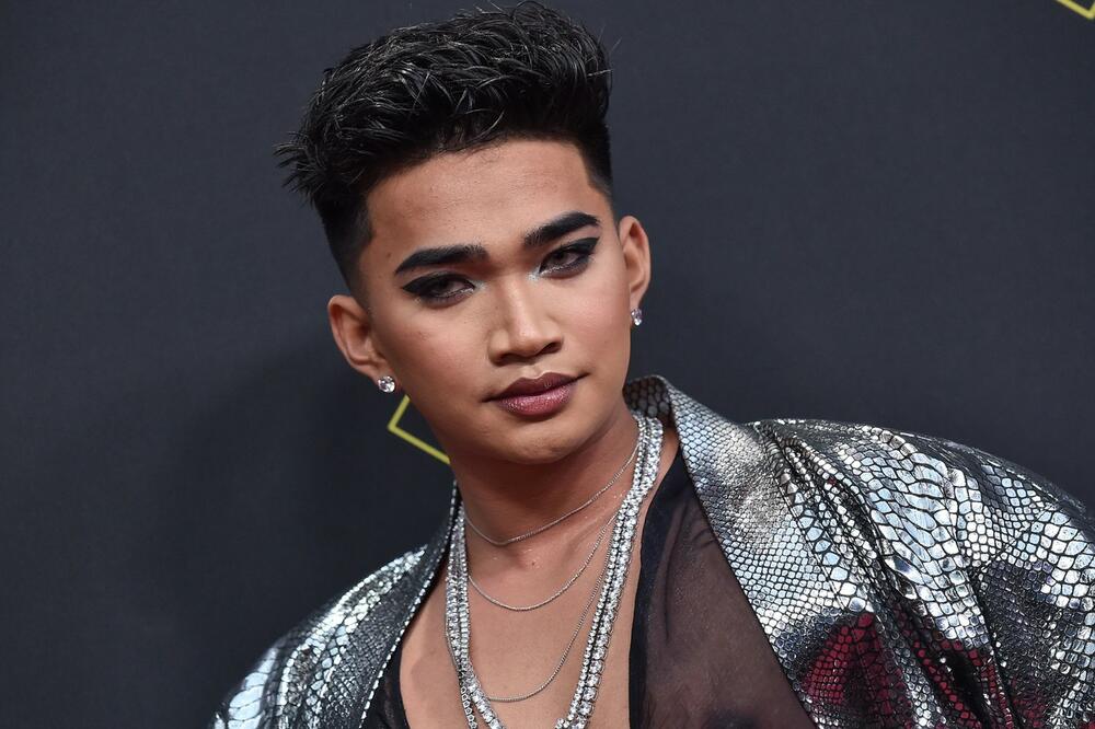 PRVI PUT U ISTORIJI ČASOPISA "PLEJBOJ": Gej muškarac na naslovnoj strani, ODUŠEVIO ČITAV SVET! (FOTO)