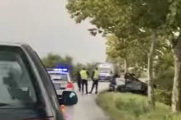 TRAGEDIJA KOD KAĆA, JEZIV PRIZOR ZABELEŽEN KAMEROM: Od auta nije ostalo ništa! (VIDEO)