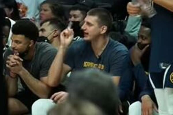 JOKIĆ PRAVIO ŠOU PORED TERENA, DOBACIVAO I SUDIJI: Više ljudi ima na konjskim trkama u Srbiji! (VIDEO)