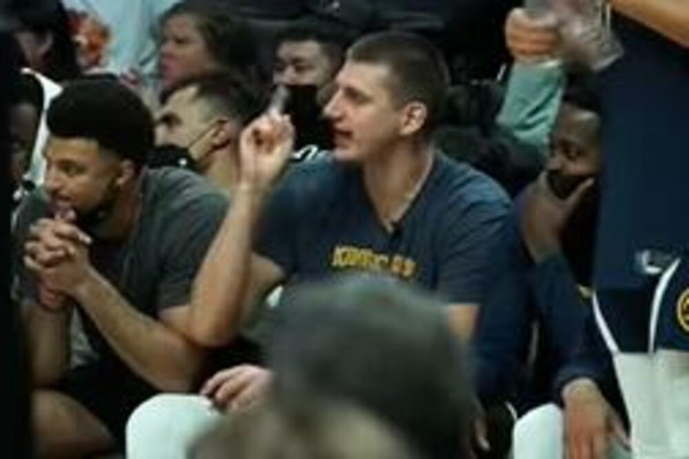 JOKIĆ PRAVIO ŠOU PORED TERENA, DOBACIVAO I SUDIJI: Više ljudi ima na konjskim trkama u Srbiji! (VIDEO)