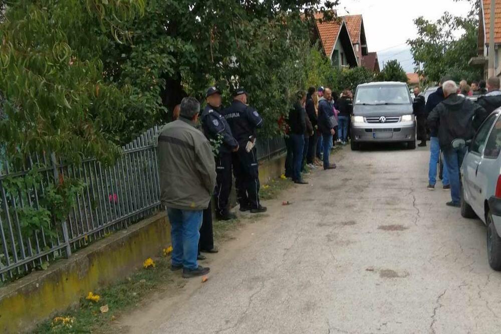 POLICIJA NA SAHRANI PORODICE ĐOKIĆ: Nadgledaju svaki korak